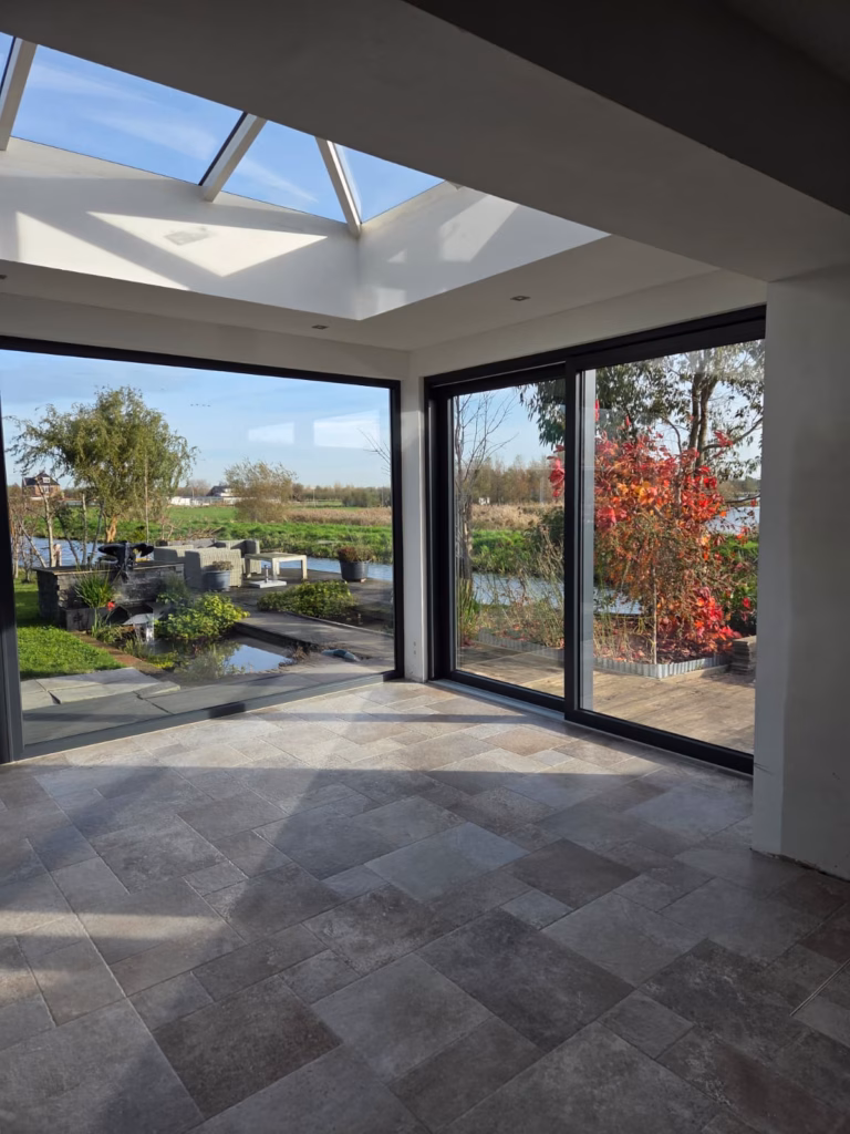 Glazen uitbouw plaatsen