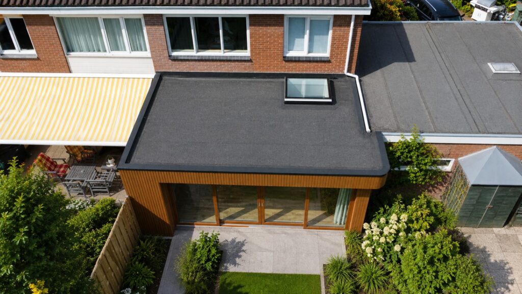 Aanbouw zevenhuizen 5 bij 3 meter geplaatst