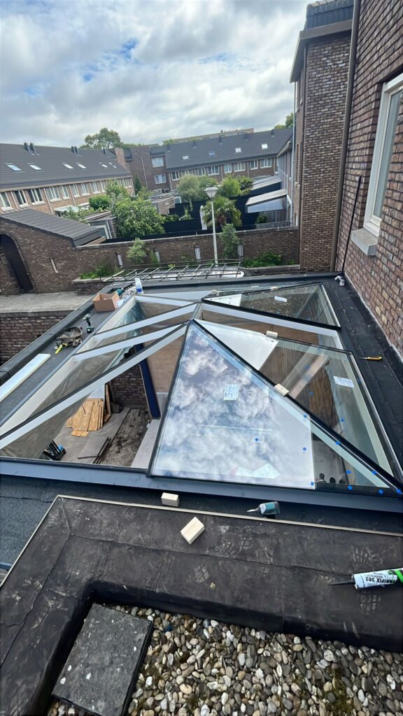 Groot glazen daklicht geplaatst in het platte dak van een bestaande uitbouw in Wageningen