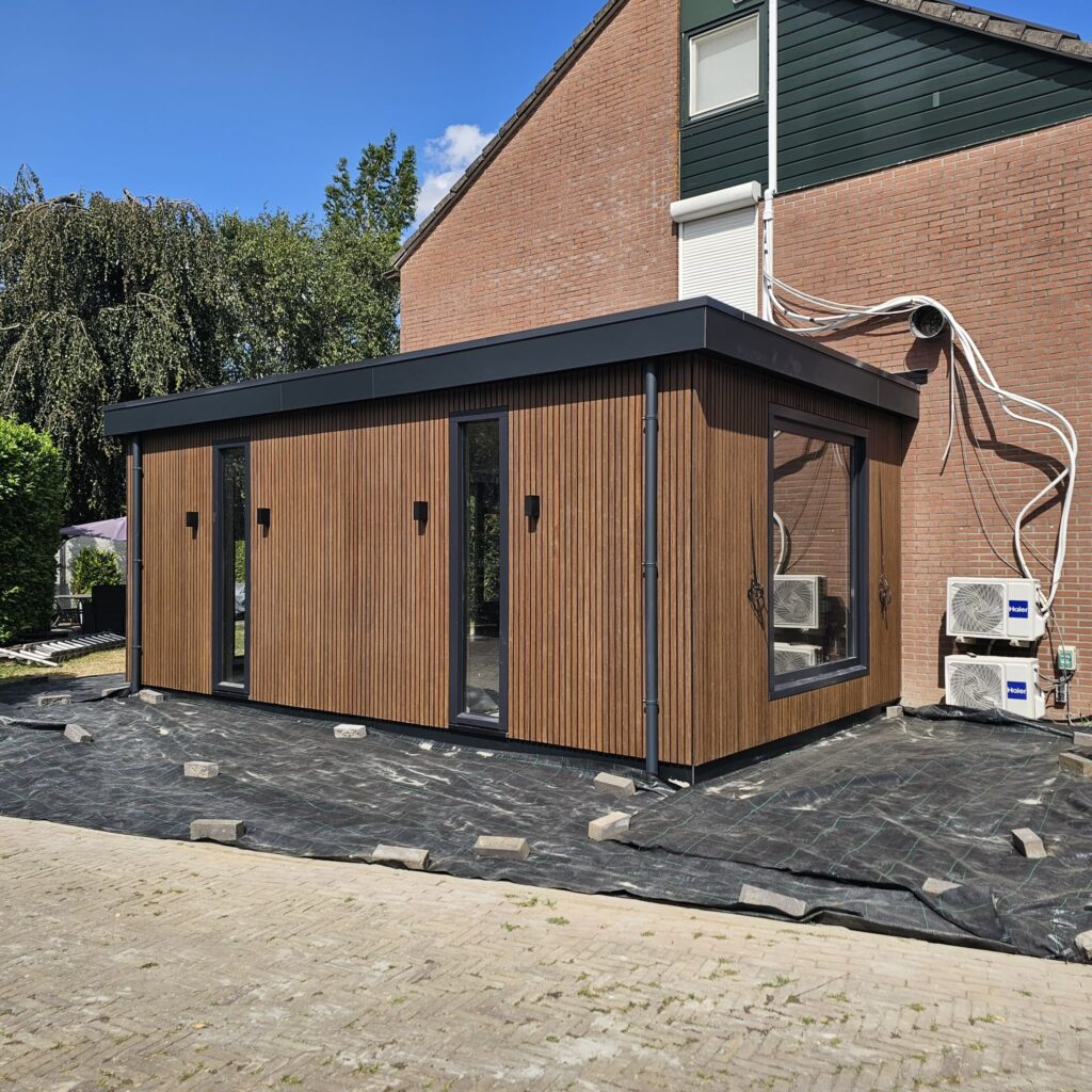 moderne uitbouw houten gevelbekleding
