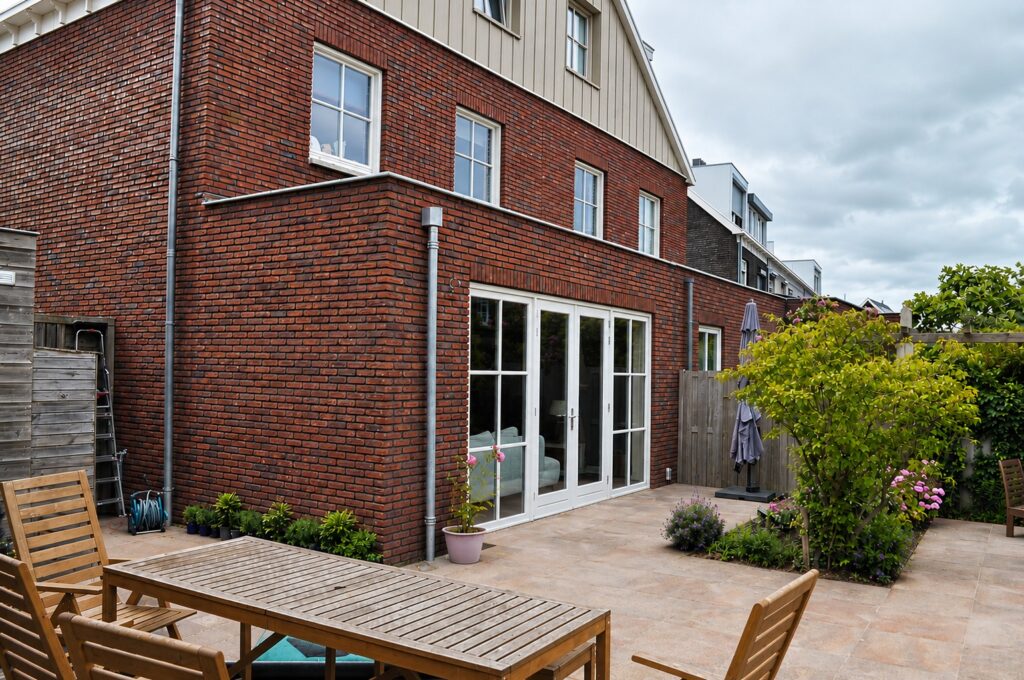 Uitbouw in Oostzaan met gemetselde achtergevel en openslaande tuindeuren