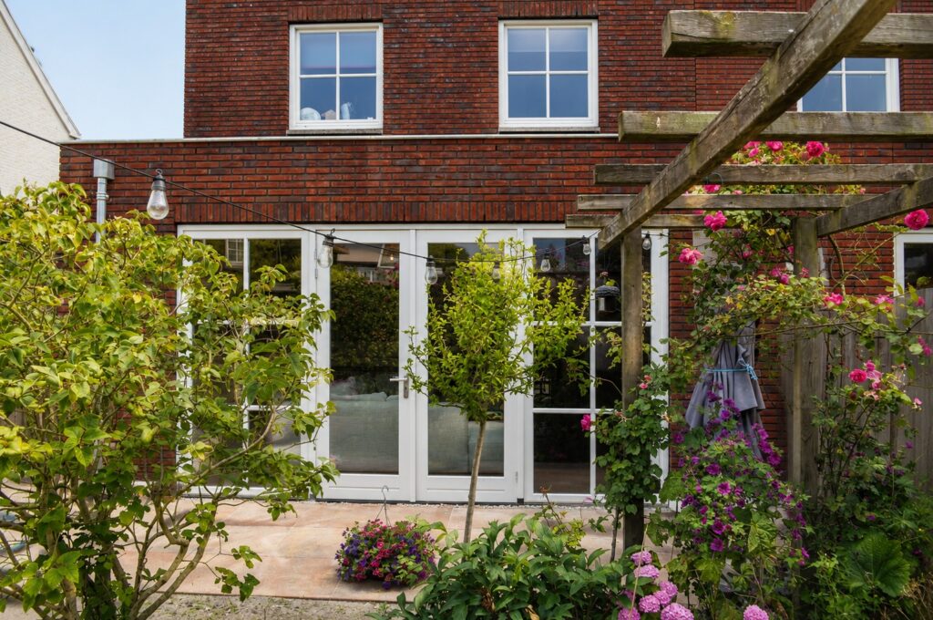 Uitbouw in Oostzaan gezien vanuit de tuin met witte openslaande tuindeuren