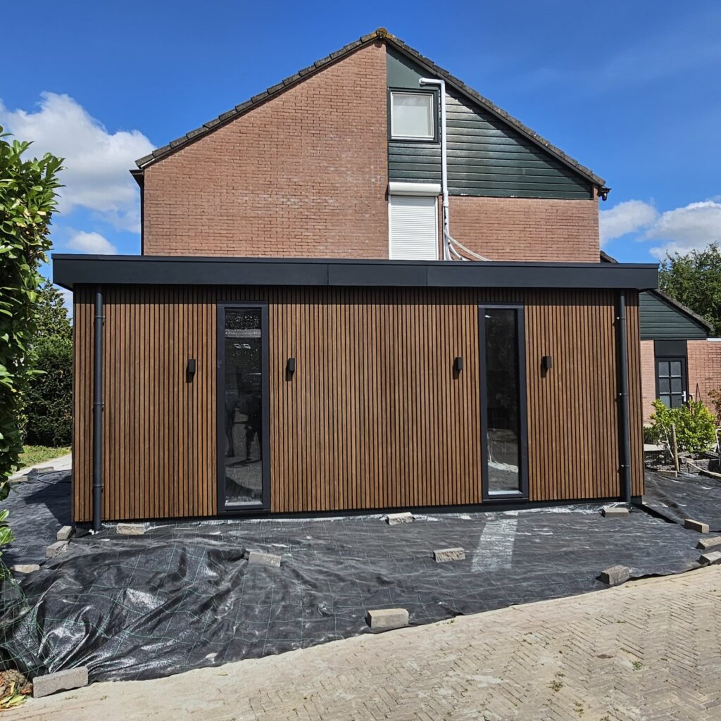 uitbouw woning houten gevelbekleding