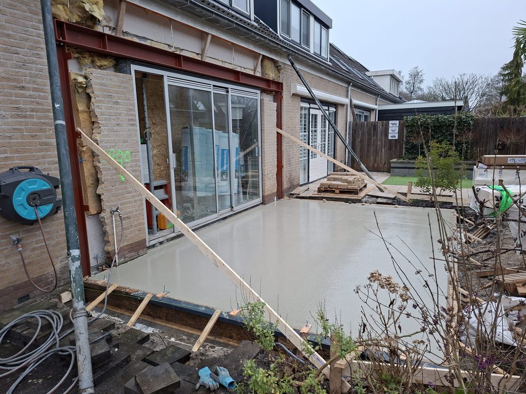 Nieuwe betonvloer voor de uitbouw in Hellevoetsluis na het aanbrengen van de fundering