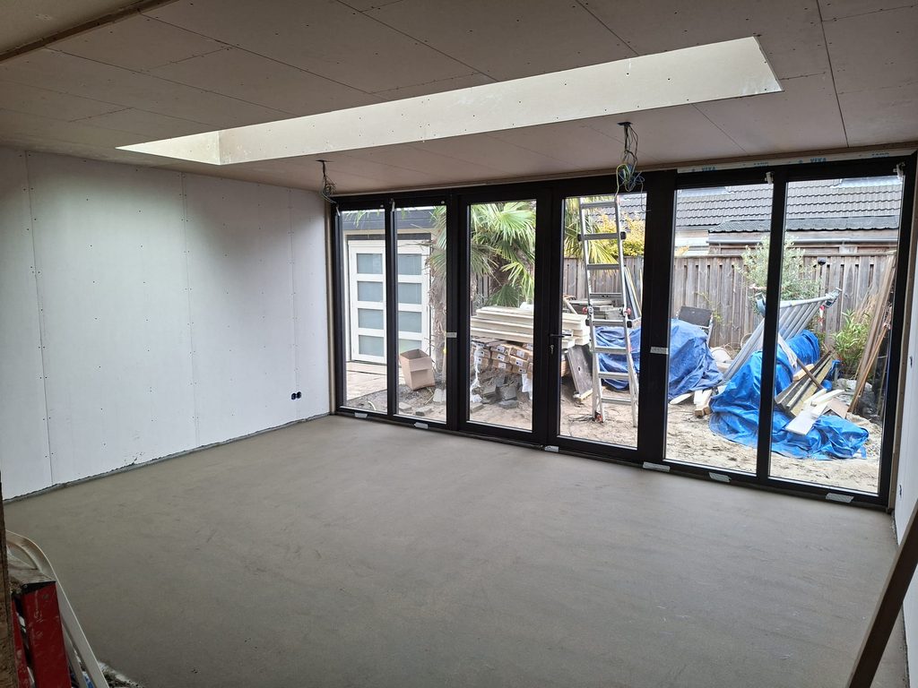 hellevoetsluis.jpg	Binnenzijde van de uitbouw in Hellevoetsluis tijdens de afwerking van wanden, plafond en vloer