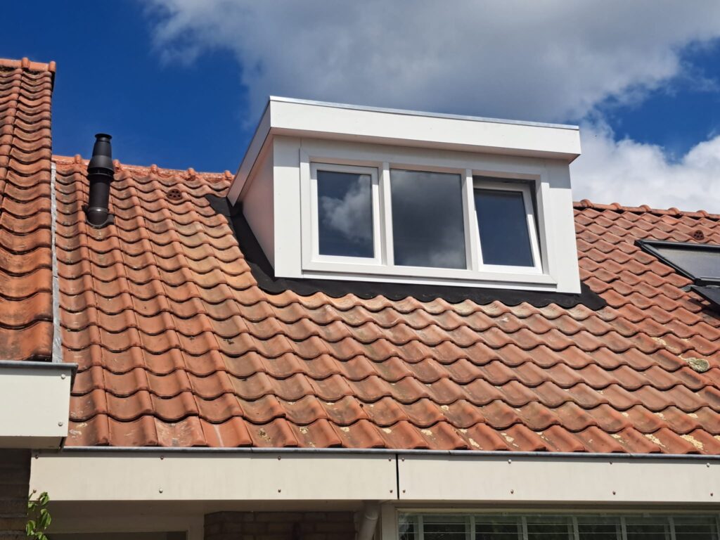 Dakkapel geplaatst op het schuine dak van een woning