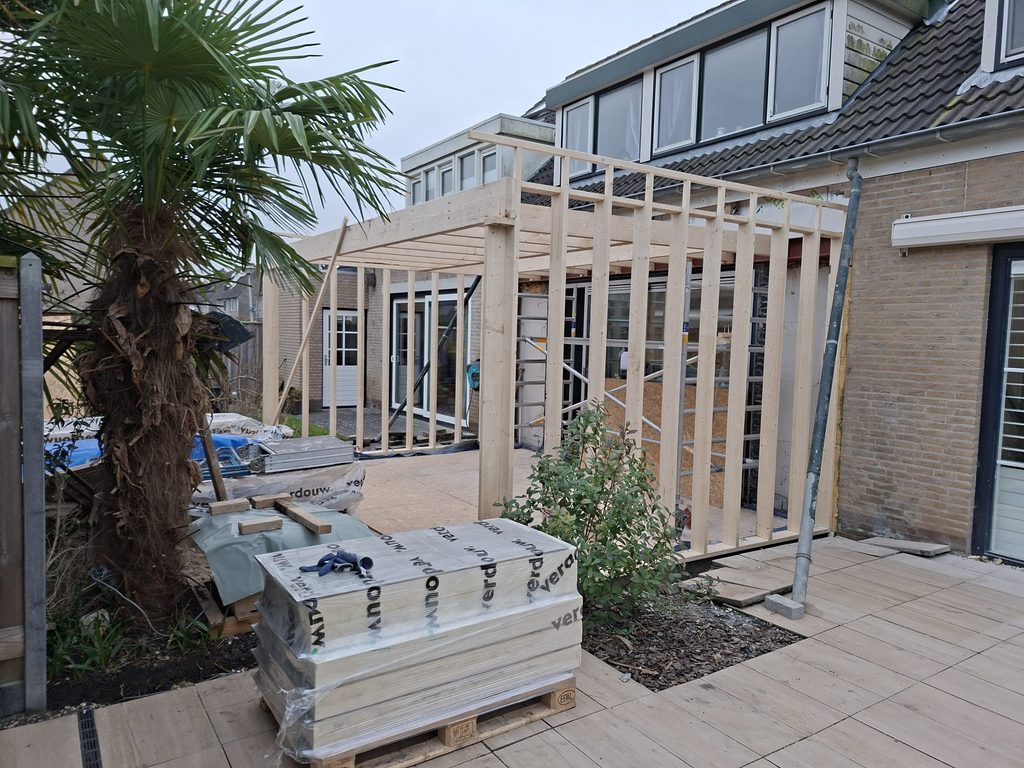 Houtskeletconstructie van de uitbouw in Hellevoetsluis met houten wanden en dakbalken