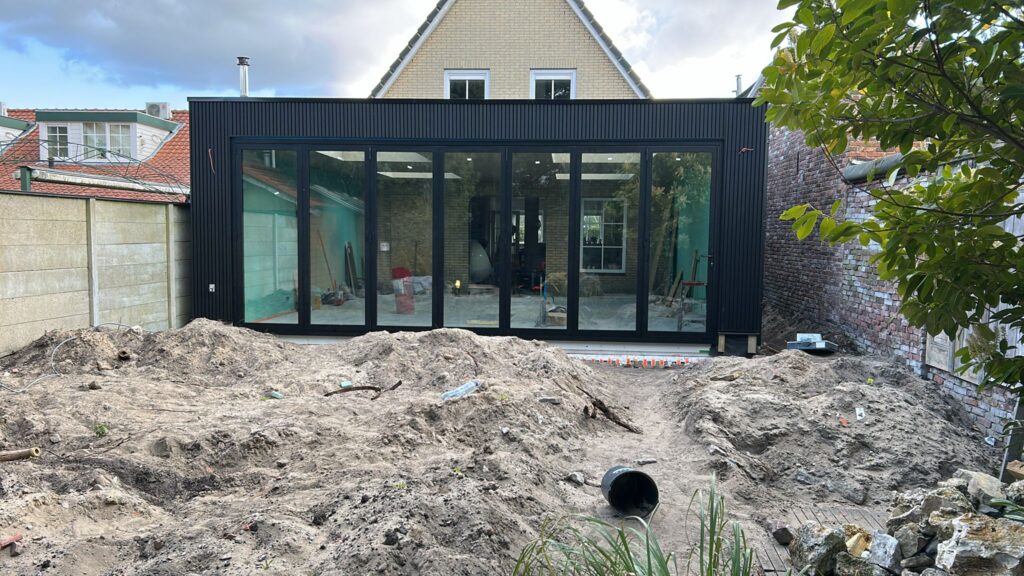 Prefab aanbouw van Uitbouw Expert tijdens de montage