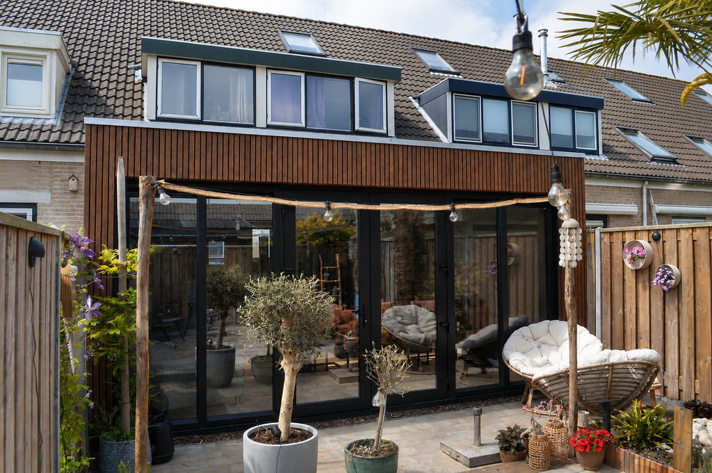 Uitbouw in Hellevoetsluis met zwarte kozijnen en verticale bamboe gevelbekleding